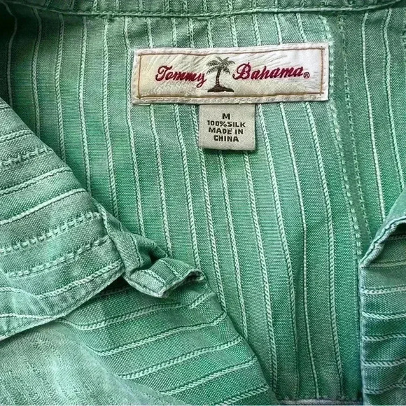 - Tommy Bahama Men’s 100% Silk Button Up Hawaiian Shirt - Picture 3 of 6